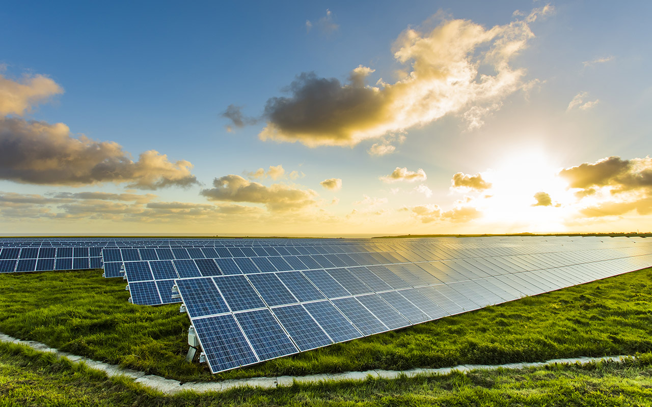 Solarni paneli pod večernjim suncem